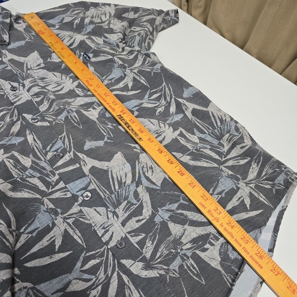 Huk Shirt‎ Mens Medium Gray Button Up Short Sleeve Performance Fishing Outdoors - Picture 12 of 13